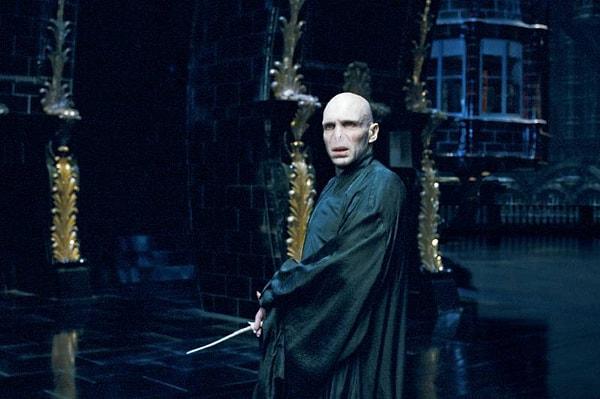 Görünüşe göre kostüm değişikliği oyuncunun serbestçe hareket etmesine izin verirken Voldemort'un görünür kısımlarını siyahla kaplayarak sorunu çözmüştü.