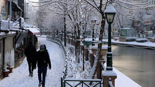 Eskişehir'de gece yarısından sonra aralıklarla etkili olan kar yağışı, kenti beyaza bürüdü.