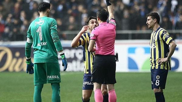 Fenerbahçe'nin tepkisi maç sonunda da sürdü. Yöneticiler ve taraftarlar Ali Palabıyık'ı resmen topa tuttular.