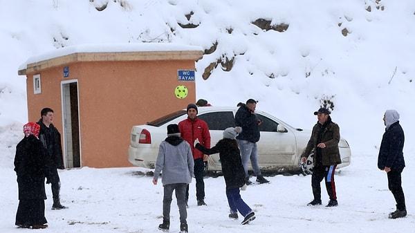 Doğu Karadeniz'i Doğu Anadolu'ya bağlayan önemli kara yolu güzergahlarından 2 bin 50 rakımlı Zigana Dağı Geçidi'nde kar ve sis etkisini gösterdi. Güzergahta araçlarını park eden aileler, çocuklarıyla karın tadını çıkardı.