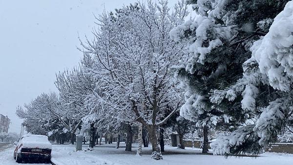 Kırşehir'de gece başlayan kar yağışı aralıklarla devam ediyor.