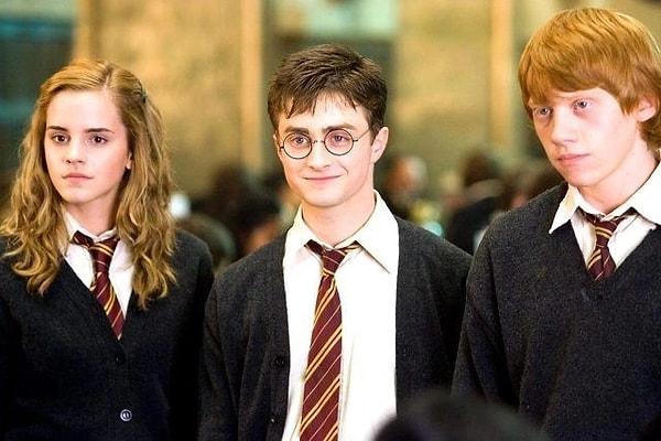 Filmde Ron karakterine hayat veren başarılı oyuncu Rupert Grint, Harry Potter 20th Anniversary: Return to Hogwarts isimli HBO Max yayınında ekiple bir araya geldi.