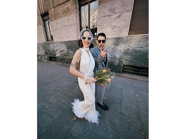 Yeni evli çift, nikahtan sonra İtalya'nın romantik şehri Milano'nun sokaklarında dolaştılar.