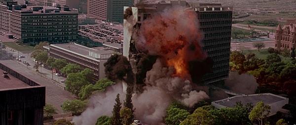 12. "The X-Files: Fight the Future" (1998), filmindeki Dallas binası