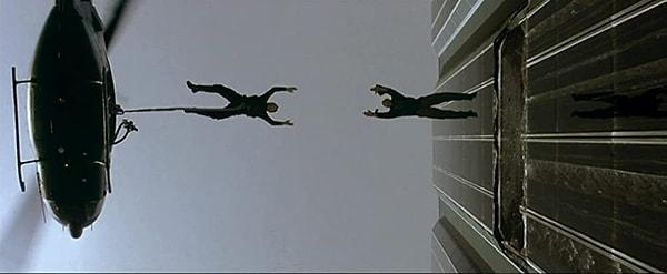 13. "The Matrix" (1999) filminde helikopter sahnesi