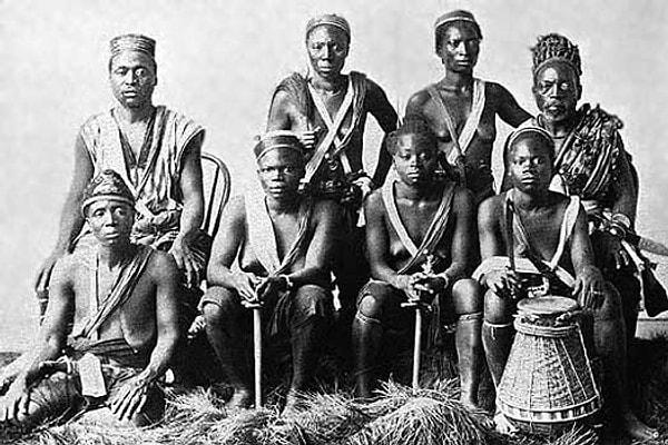 1897 yılında Britanya askerleri, isyan çıkaran vatandaşları bastırmayı bahane ederek Benin şehrinin her tarafına dağıldı ve değerli objeleri çaldı, hatta imparatorluğun sonunu getirdi!