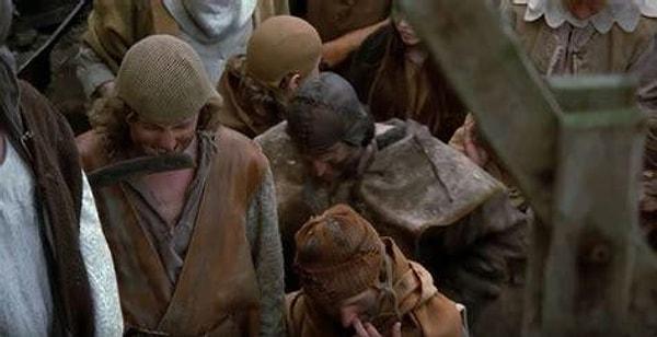 5. Monty Python and the Holy Grail (1975) filminde Eric Idle, gülmemek için tırpanını ısırıyor.
