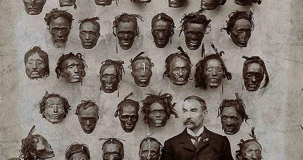 Maoriler, eskiden keskiler kullanarak insanların yüzlerini deler ve içlerini mürekkep ile doldurarak dövme yaparlardı. 1770 yılında Avrupalıların Yeni Zelanda’ya gelmesiyle birlikte Maori başları ticaret ürünü ve merak konusu haline geldi.