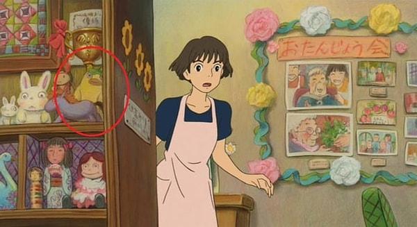 2. Ponyo (2008) filminde Lisa'nın çalıştığı oyuncak mağazasında Spirited Away (2001) filmindeki ördeğin oyuncağı bulunuyor.