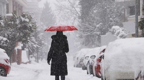 Perşembe sabah saatlerinde kadar İstanbul üzerinde etkili olması beklenen Sibirya kökenli soğuk hava dalgası nedeni ile sıcaklıkların yer yer 0°C ve altına gerileyebileceği, beraberinde buzlanma ve don olayları ile birlikte kuvvetli, yer yer yoğun kar yağışı geçişlerinin yaşanabileceği tahmin ediliyor.