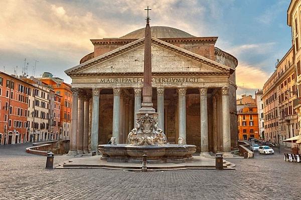 Pantheon Tapınağı, İmparator Hadrianus döneminde inşa edilmiştir. Bu tapınağın en büyük özelliği ise tüm tanrılar için yapılmış olmasıdır. Çünkü eski zamanlarda genellikle tapınaklar tek bir tanrı için inşa edilirmiş.