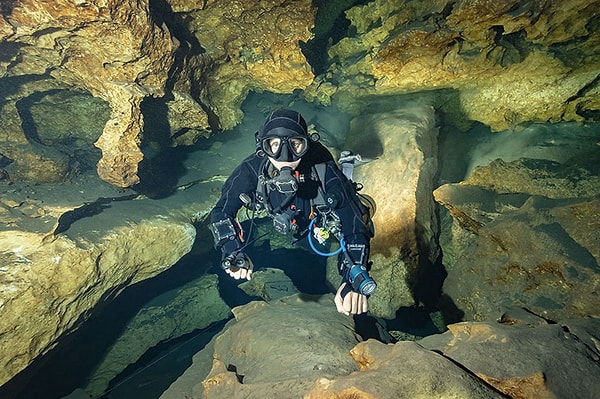 6. Cave Diving (Mağara dalışı)