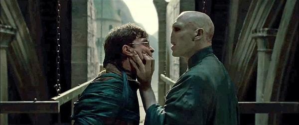 Bunun nedeni Radcliffe'ın Fiennes'ın karşıt rolünde oynamasının Harry-Voldemort düşmanlığını çağrıştıracağından şüphelenilmesiydi. Ayrıca başka bir filmde bir kez daha birbirlerine düşman olan iki kahramanı oynamaları filmin hikayesini bozardı.