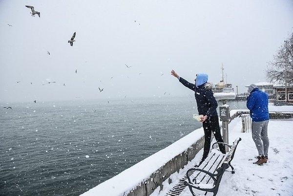 İstanbul Valisi Ali Yerlikaya, sosyal medya hesabından "Cumartesi ve Pazar günü karla karışık yağmur beklenmektedir. Lütfen tedbirli ve dikkatli olalım" ifadelerini kullanarak vatandaşları uyardı.