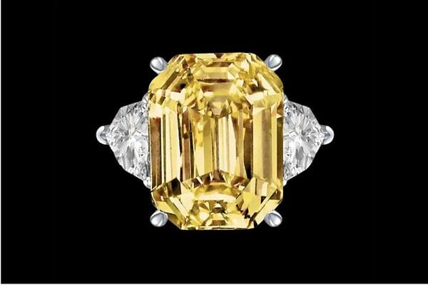5. Anna Kournikova 11 karat Kanarya sarısı elmas: 5.4 milyon dolar