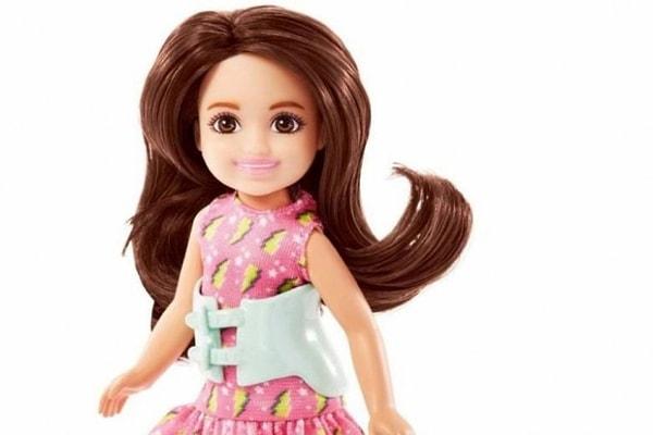 Oyuncak devi olan marka son olarak, Barbie'nin küçük kız kardeşi Chelsea'nin kavisli bir omurgaya ve çıkarılabilir sırt desteğine sahip yeni bebeğini çıkarttı.