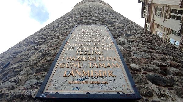 Yüzyıllardır ayakta olan, İstanbul'a gelen yerli ve yabancı turistlerin ilk görmek istediği yapılardan olan Galata Kulesi'nin kitabe ve duvarı isim tabelasına döndü.