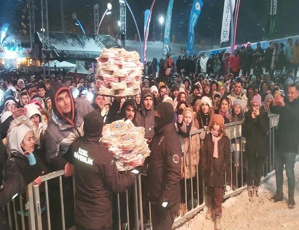 Konser esnasında kağıt helva satıcılarını gören ve sahneye çağıran Levent, 150'den fazla helvayı mahalle muhtarı Ejderoğlu ile birlikte satın aldı.