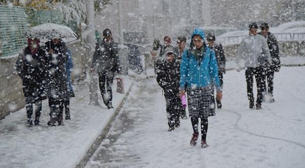 Olumsuz hava koşulları nedeniyle İstanbul'da okullar 1 gün süreyle tatil edildi.
