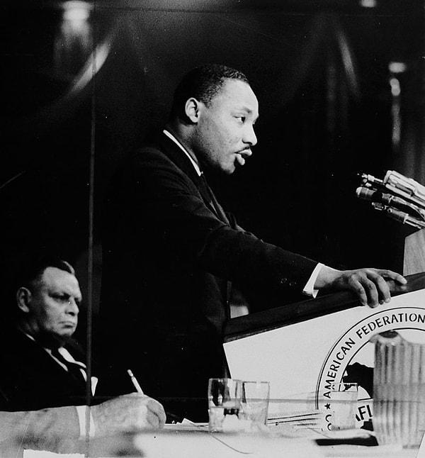 9. Amerikan insan hakları hareketlerinin en seçkin isimlerinden biri elbette ki Dr. Martin Luther King idi.