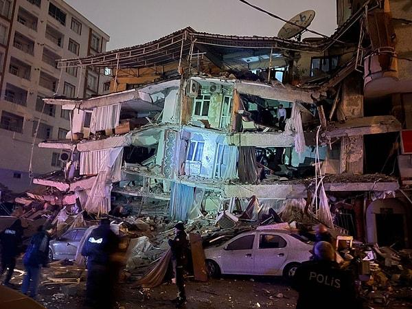 Yine bir felaketle sarsıldık. Merkez üssü Kahramanmaraş'ın Pazarcık ilçesi olan 7,4 büyüklüğündeki deprem sebebiyle çevre illerde bile büyük yıkım meydana geldi.