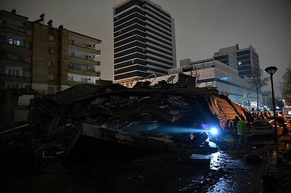07.05 | Diyarbakır Valisi 6 kişinin yaşamını yitirdiğini 79 kişinin yaralandığını aktardı.