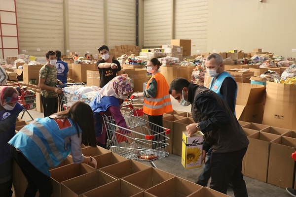 Deprem sonrası birçok yardımsever, depremzedelerin ihtiyaçları için kolları sıvadı.