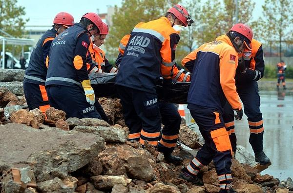 Sahaya inen AFAD gönülleri ise Türkiye ve diğer ülkelerin arama kurtarma ekiplerini kendi gözlemlerine dayanarak karşılaştırdı.