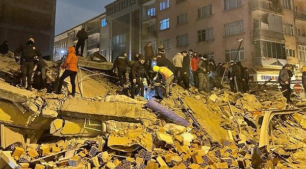 Bugün sabaha karşı Kahramanmaraş'ta gerçekleşen 7,7 büyüklüğündeki depremin yıkıcı etkisi çevre illerde hissedildi, son açıklamalara göre 1014 vatandaşımız hayatını kaybetti.