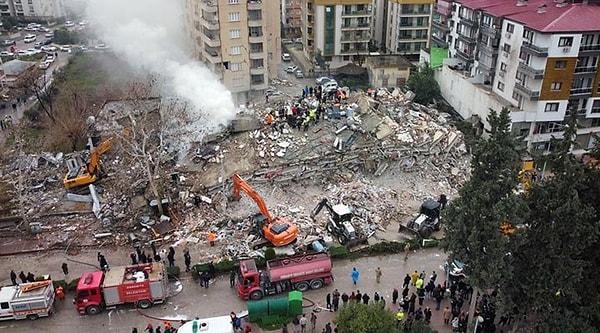 Kahramanmaraş'ın Pazarcık ilçesinde  saat 04.17 meydana gelen depremin büyüklüğü önce 7.4 olarak açıklandı, ardından 7.7 olarak revize edildi.