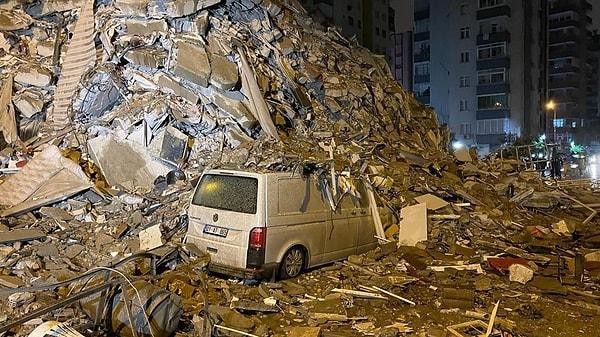 Kahramanmaraş'ta bu sabah 04.17'de meydana gelen 7,7 büyüklüğündeki deprem çevre illerde de hissedildi, son açıklamalara göre 912 vatandaşımız hayatını kaybetti.
