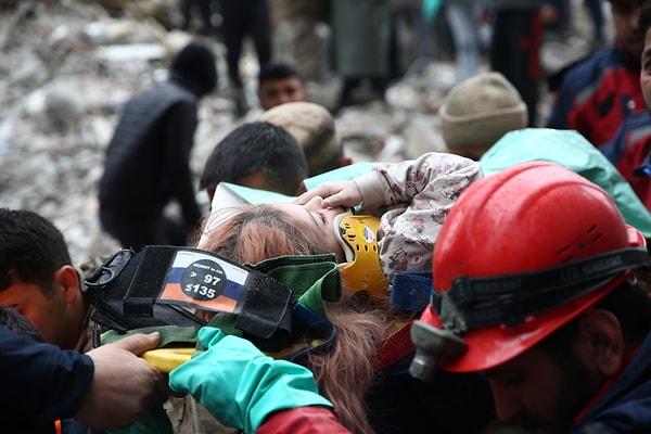 Osmaniye'de yıkılan 10 katlı binanın enkazından kurtarılan kız çocuğu herkesi gözyaşlarına boğdu.