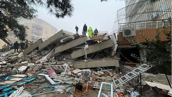 Kahramanmaraş'ta meydana gelen ancak 10 ili birden vuran 7.7 şiddetindeki depremin ardından bilim insanları sosyal medya paylaşımları ile bilgi vermeye çalıştı.