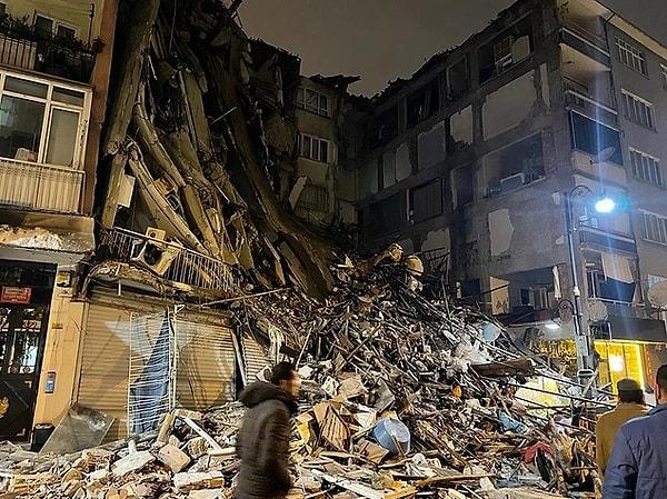 Kahramanmaraş'ta meydana gelen 7,4 büyüklüğündeki deprem, birçok çevre ili de etkiledi ve ne yazık ki çok sayıda bina yıkıldı ve hasar gördü.