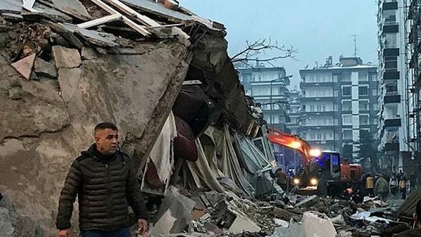 Tüysüz, şöyle devam etti: "Türkiye bir deprem ülkesi ve ülkemizin sınırları içerisinde 2 önemli fay olan Kuzey ve Doğu Anadolu hattı bulunuyor. Türkiye'de bilinen 480 ve belki bir miktarda da bilinmeyen deprem üretme potansiyeli olan faylar var.Dolayısıyla Türkiye'nin herhangi bir bölgesinde yıkıcı bir depremin olması bizim için sürpriz bir durum değil. Fakat büyük deprem beklentimizin olduğu 4 önemli yer var.''