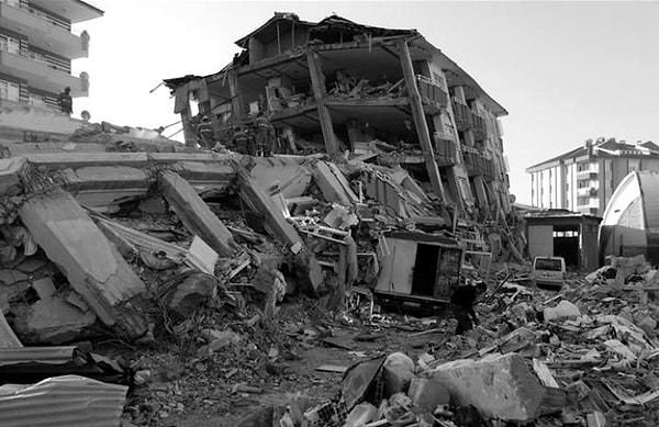 226 deprem arasında yaşanan en büyük deprem 1939 Erzincan depremi kabul edildi.