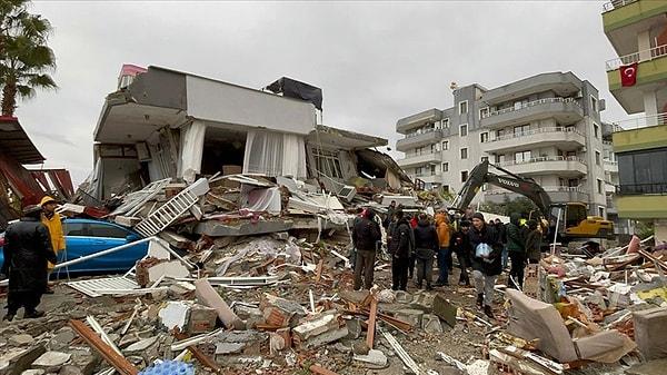 Binlerce binanın yıkıldığı depremde en çok etkilenen illerden biri de Hatay oldu. Neredeyse Hatay'ın birçok ilçesinin yarısı ne yazık ki yok oldu. Yüzlerce vatandaşımız hayata veda etti.