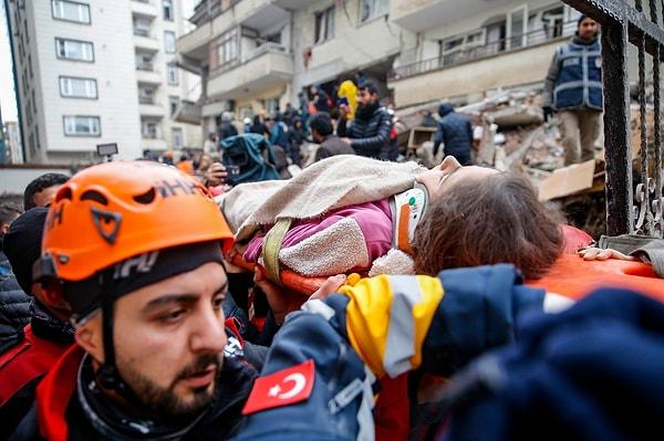 Diyarbakır'ın Merkez ilçesinde yıkılan bir binadan 11 yaşındaki çocuk kurtarıldı.