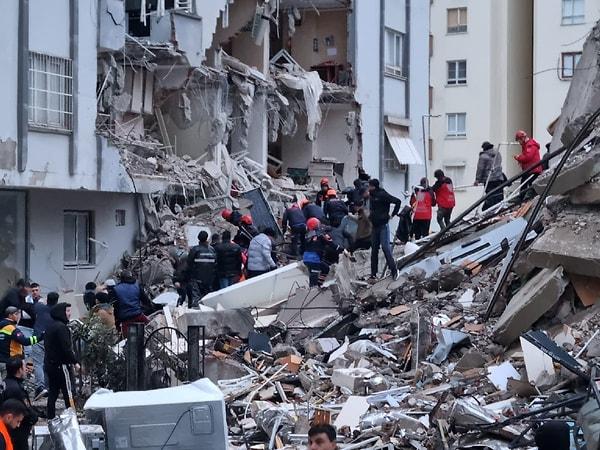 Adana'da Süleyman Demirel Bulvarı’ndaki 14 katlı Hasan Alpagut apartmanı yıkıldı.