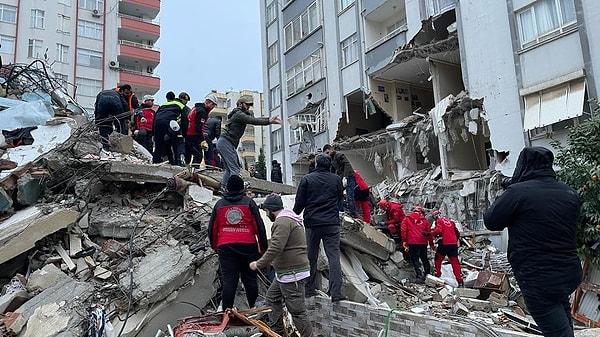 Adana’nın Tufanbeyli ilçesinde yıkılan bir binadan 8 kişi kurtarıldı.