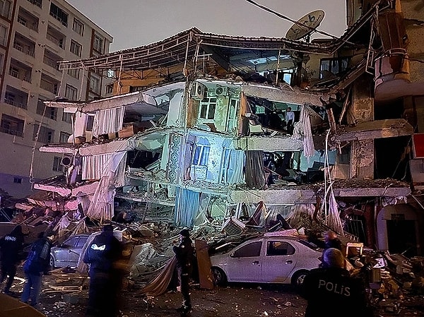 Çevre illeri de etkisi altına alan depremin ardından arama kurtarma çalışmaları devam ederken, artçı sarsıntılar da devam ediyor.