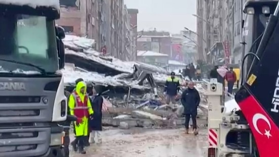 Malatya'da Deprem Nedeniyle Çöken Otelin Enkazında 14 Sporcu Kaldı