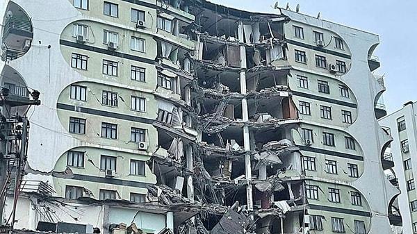Diyarbakır’ın merkez Yenişehir ilçesinde 4 bloklu sitenin çöken bir binasının enkaz kaldırılması sırasında bitişiğindeki bir apartman daha çöktü. Son çöken apartmanda birilerinin olup olmadığı henüz bilinmiyor. Öte yandan Adana’da bir binanın, Malatya’da ise çok sayıda binanın yıkıldı bilgisi gelirken, Malatya Havalimanı’nın tavanının çöktüğü öğrenildi. Yeni depremin ardından Adana Havalimanı da ikinci bir karara kadar uçuşlara kapatıldı.