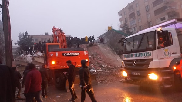 Bölgede birçok ilçede de enkaz sayısı artıyor.