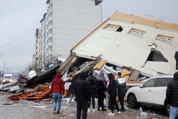 "Battaniye, çadır, mont, ayakkabıları sevkettik. Battaniye üretenlerin hazırlık yapması lazım. İkinci el kıyafet toplamayın sakın. Onlar sıkıntı oluşturuyor. Aş evlerimiz sahada. Tüm milli kapasitemizi bölgeye sevk ettik."