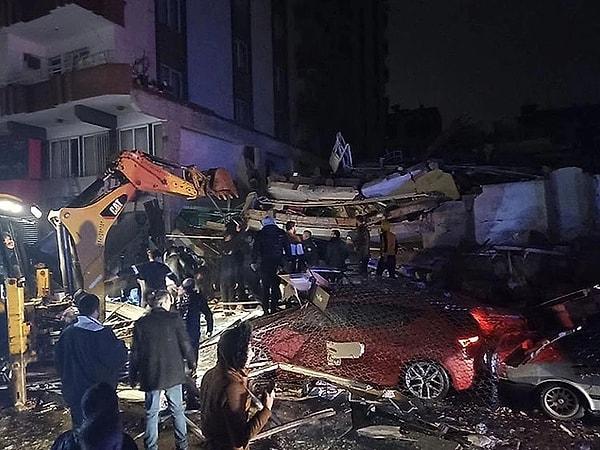 Türkiye’nin birçok kentinde hissedilen ikinci depremin ardından çok sayıdaki şehirde ilk depremde hasar gören bazı binalar yıkıldı. Yetkililer hasarlı binalardan uzak durulması çağrısı yaptı.