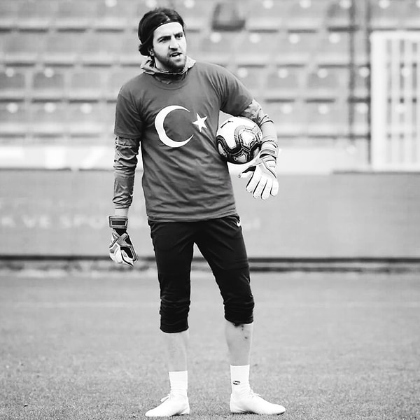 Sabah saatlerinde Yeni Malatyaspor futbolcuları ve yetkililerinden haber alınamadığı öğrenildi. Bu sırada Yeni Malatyaspor'un kalecisi Ahmet Eyüp Türkaslan'ın cansız bedenine ulaşıldığı iddiası spor camiasını derin hüzne boğdu.