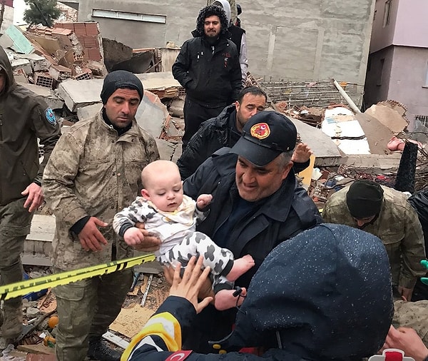 Bu süreçte sevindirici haberler de geldi! Enkazdan bir bebek canlı ve sağlıklı bir şekilde kurtarıldı.