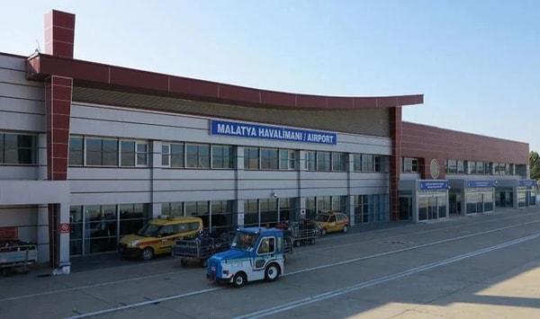 Yaşanan şiddetli depremlerin ardından Malatya Havalimanı terminal binasında da hasar meydana geldi. Çatısında çökme meydana gelen Malatya Havalimanı hakkında  Devlet Hava Meydanları İşletmesi (DHMİ) Genel Müdürlüğü sosyal medya hesabından açıklama yaptı.