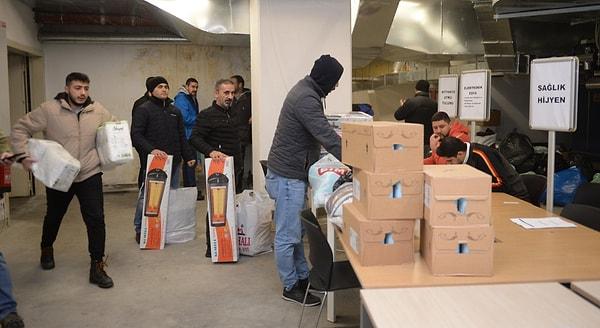 Süper Lig'in köklü kulüpleri ise depremzedeler için yardım çalışmalarına başladığını duyurdu.